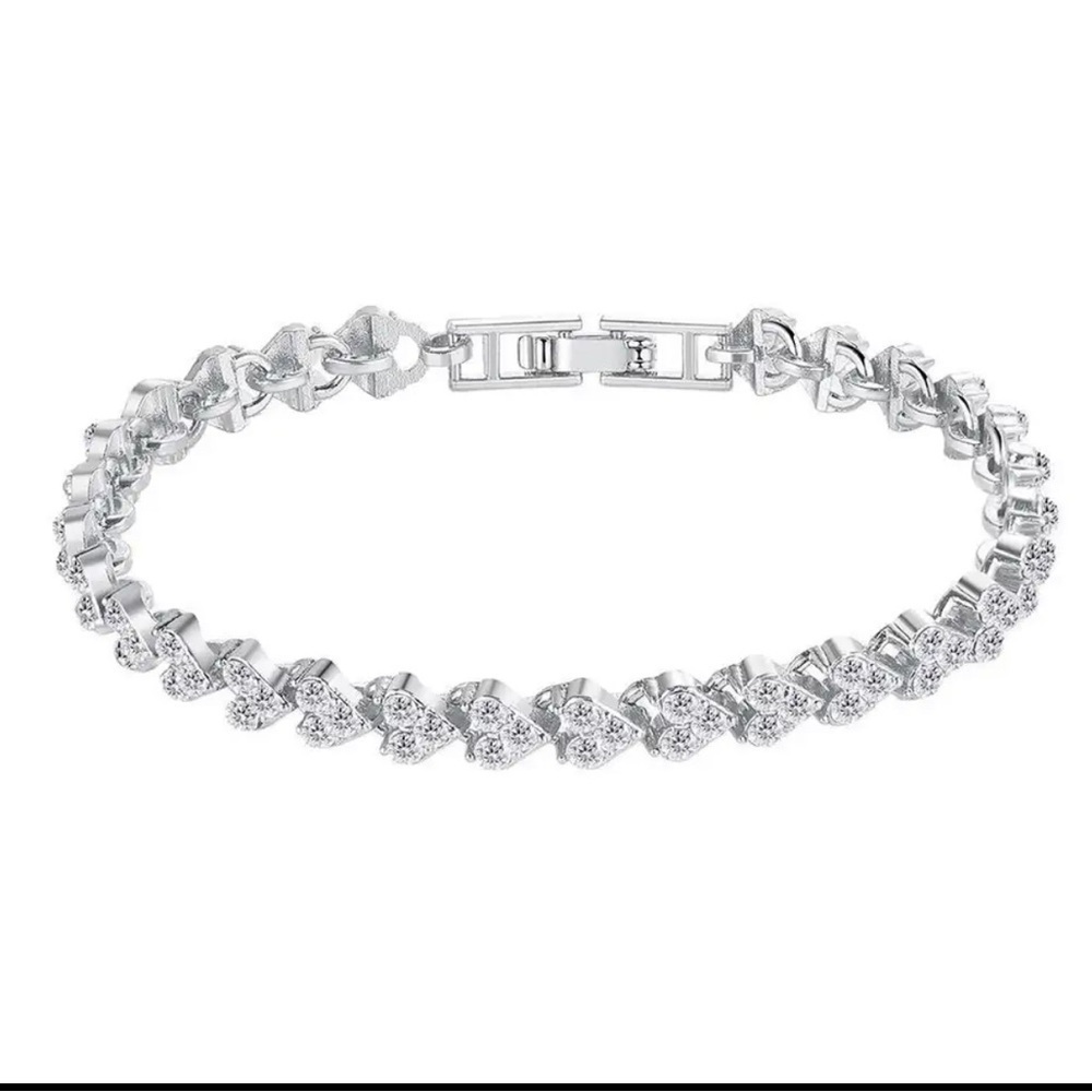 💖 5 items for $25 Sale! 💖 Heart Shape Crystal Bracelet - Picture 2 of 3